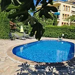 Pool And Garden Oasis, Bbq, Free Parking, Fast Wifi
