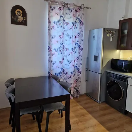 Luxury With Swimming Pool , Lovely Garden , Bbq Place Apartment