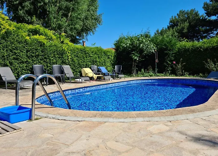 Cozy With Pool, Lovely Garden, Bbq *
