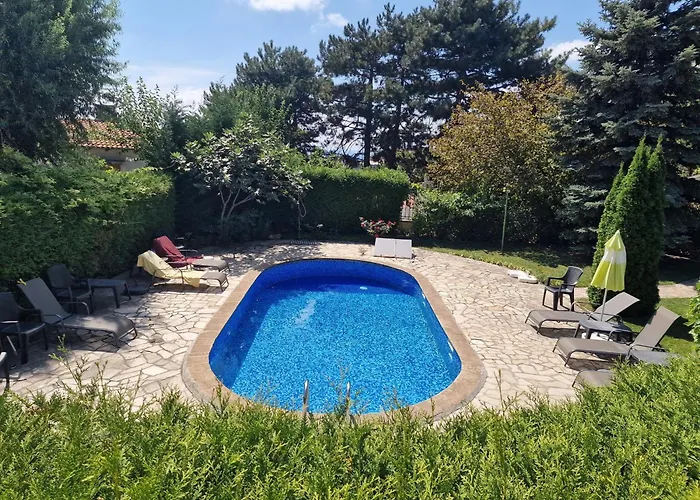 Апартаменты Cozy With Pool, Lovely Garden, Bbq *
